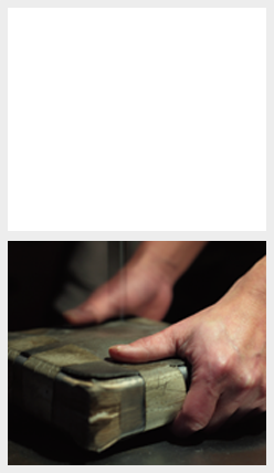 將箔夾緊并拉長(zhǎng) 